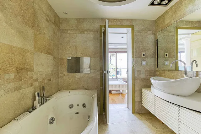 Luxurious One-Bedroom Apartment with Designer Interior — photo 6