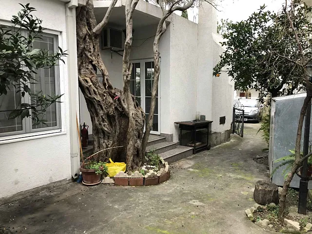 Three-bedroom apartment with three apartments on the side