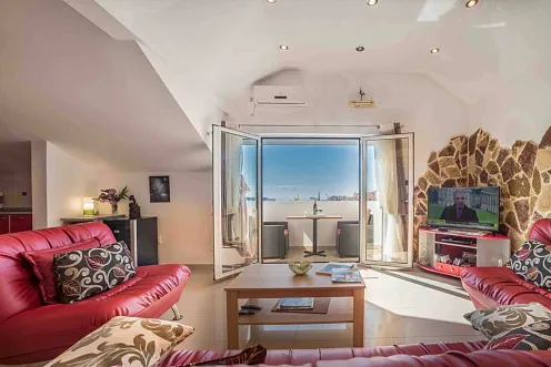 Apartment with three bedrooms and sea views in Budva