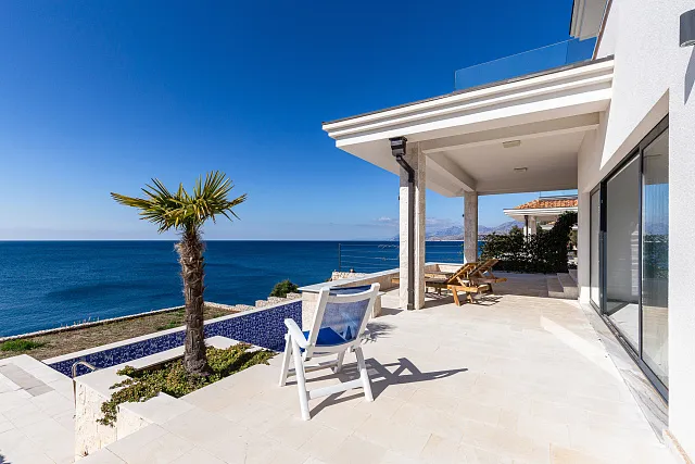 Exclusive Seafront Villa — photo 15