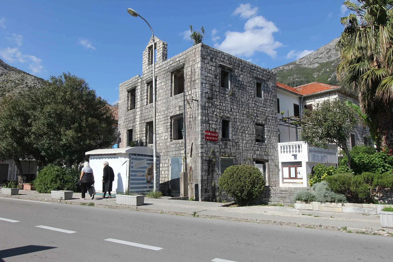 Ruin house in Risan at seafront
