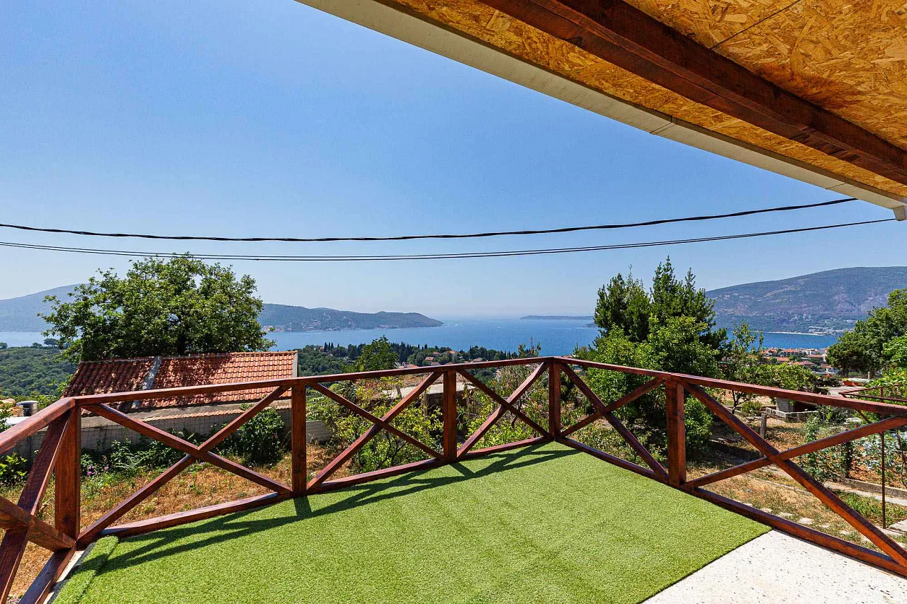 Two-unit home with stunning views of the Adriatic Sea