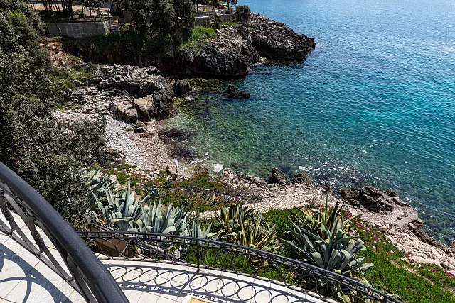 A luxurious villa with swimming pool in Utjeha — photo 8