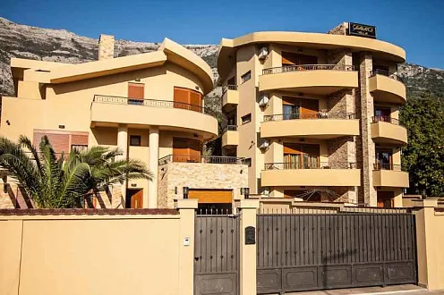 House / apart hotel in Sutomore 
