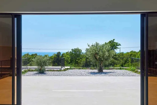 Luxury villa with pool and spectacular sea view — photo 12