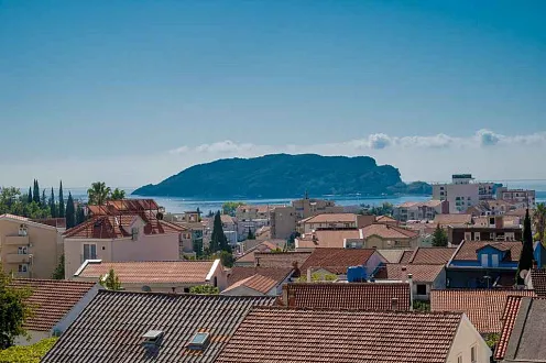 Apartment with three bedrooms and sea views in Budva — photo 2