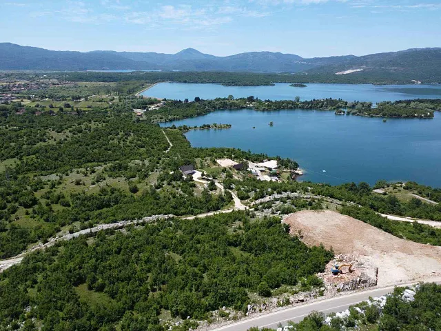 53800 m² urbanized land plot with a high construction coefficient of 1.2, located in Nikšić, northern Montenegro. The property is ideally suited for residential, commercial, or tourism investment projects