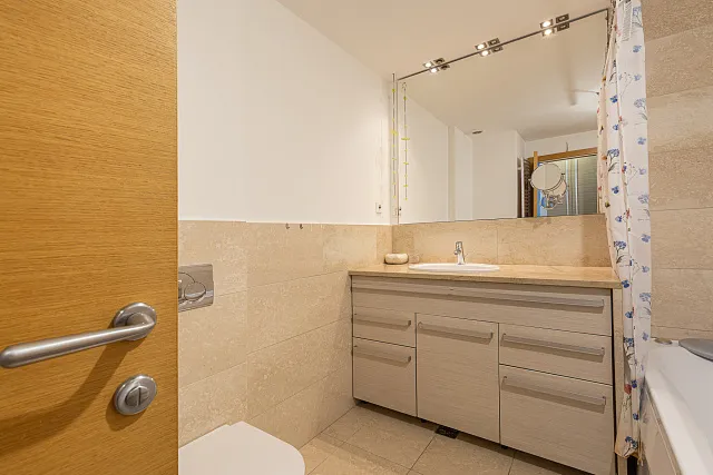 Modern, Comfortable, and Fully Equipped One-Bedroom Apartment Near the Beach — photo 13