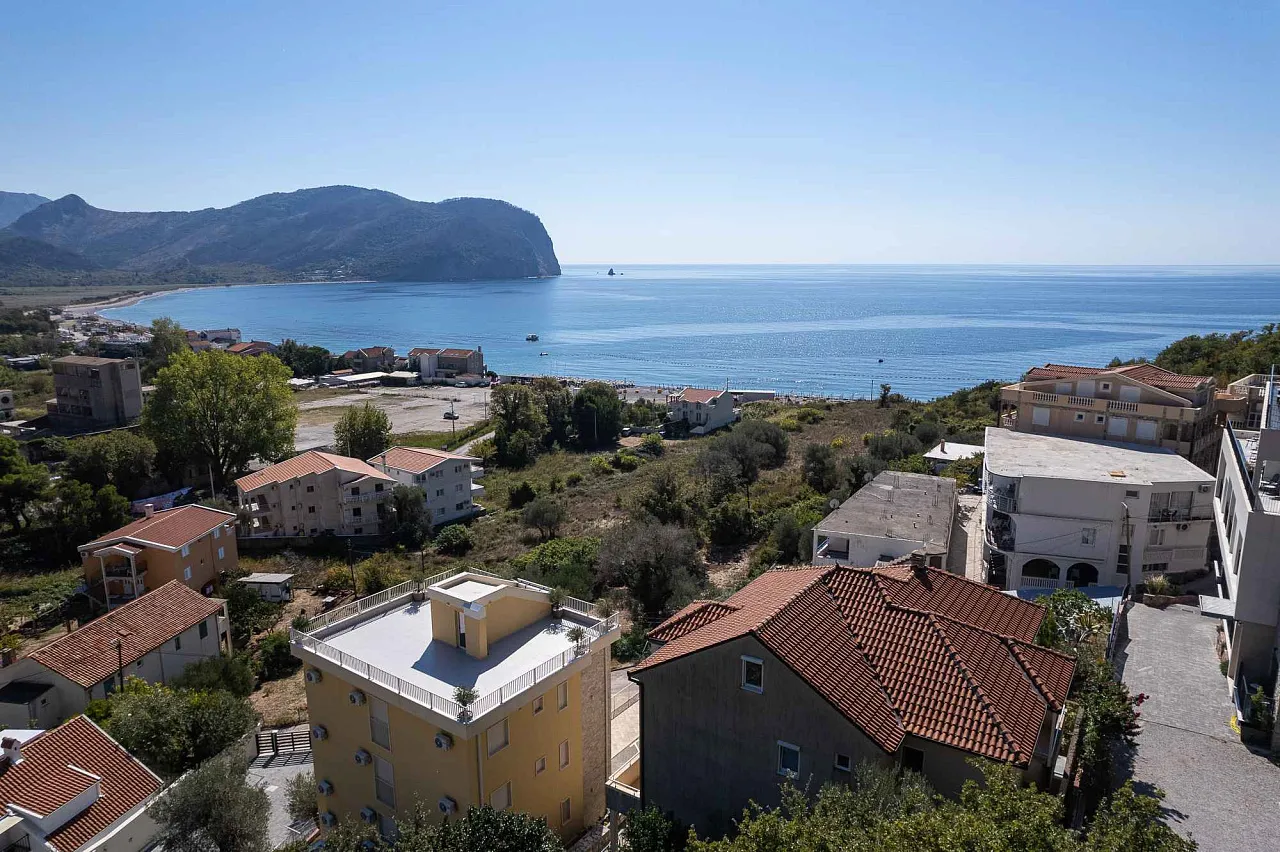 House with apartments for sale in Buljarica 