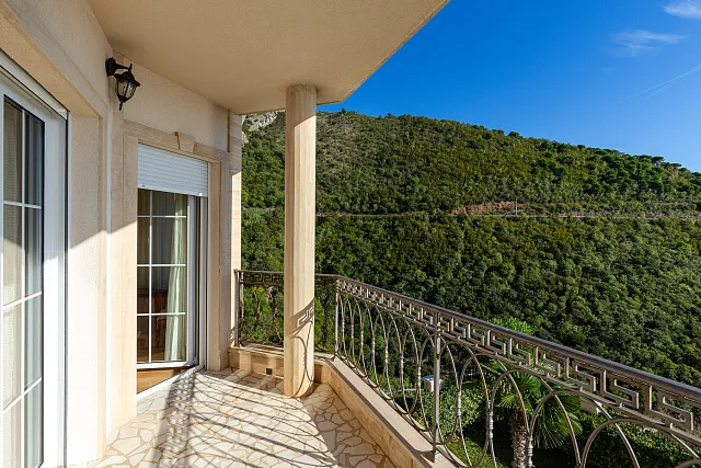 Elegance and serenity in a luxurious villa with natural views. — photo 45