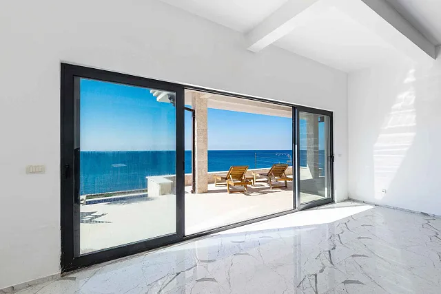 Exclusive Seafront Villa — photo 14