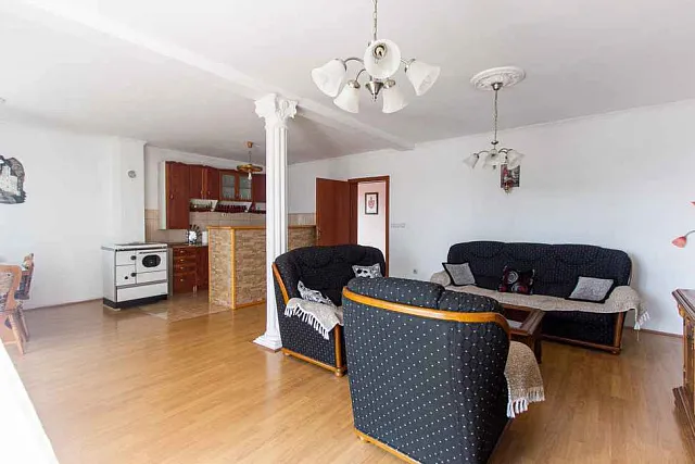Three-story furnished house in Sutomore — photo 11