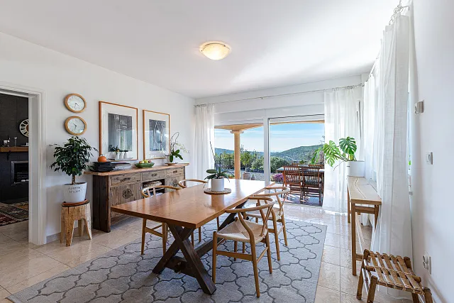 Family Home with Panoramic Nature Views — photo 59
